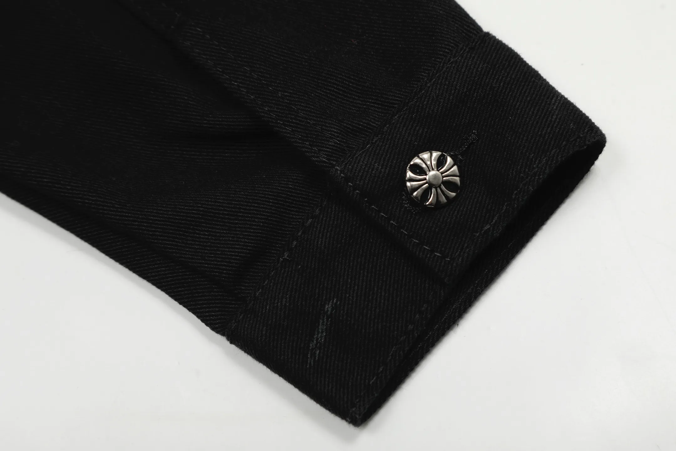 P260 💰 Chrome Hearts Chrome Hearts Cross-Patch Leather Embroidered Shirt Denim Jacket OS version can be worn by both men and women! The fabric is made of twill gauze cotton fabric! The texture is clear and smooth, not easy to wrinkle or fade! The embroidery process is complex and repetitive. There are more than 20 leather labels. It takes 6 repeated embroidery steps to complete the back body. The requirements for the embroidery machine are very strict, and the distance is 45 cm! It won’t work if the spacing is too big, and it won’t work if it’s too small! We make clothes with care, and every detail must be restored one to one! The hardware is all carved and cast, and they are all genuine from the original factory! This piece of clothing consumes a lot of material, with more than 3 meters of material used for one piece of clothing! After the garment is made, it needs to be fixed at high temperature, washed at a water temperature of more than 70 degrees, and softened by adding softener to make the upper body softer and smoother! There is a flap on the sleeve that can be stored into short sleeves! Make it fit that understanding Color: Black White Size: S-M-L-XL